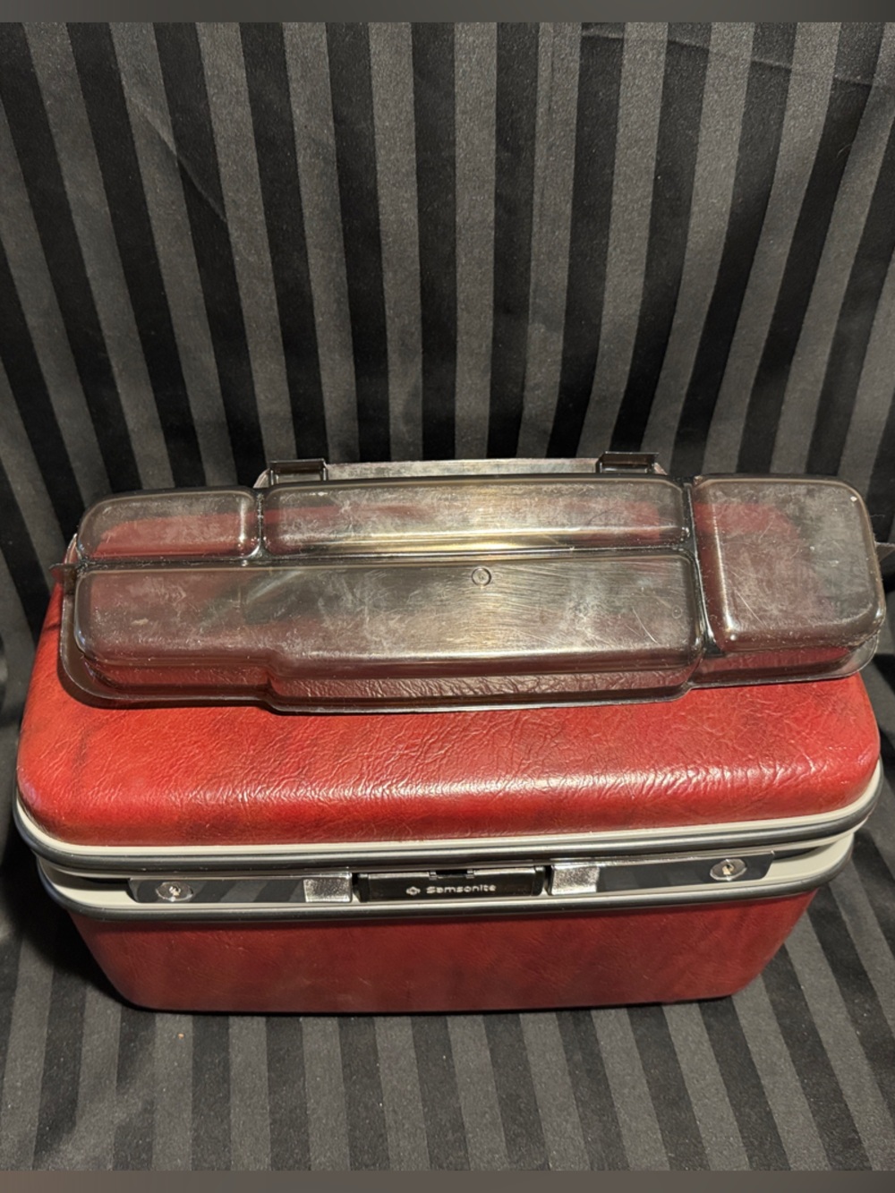 Samsonite Hard-Shell Cosmetic Train Case with Chrome Accents - Picture 12 of 16